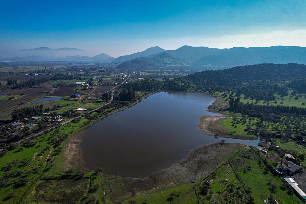 Vista aérea panorámica del lago